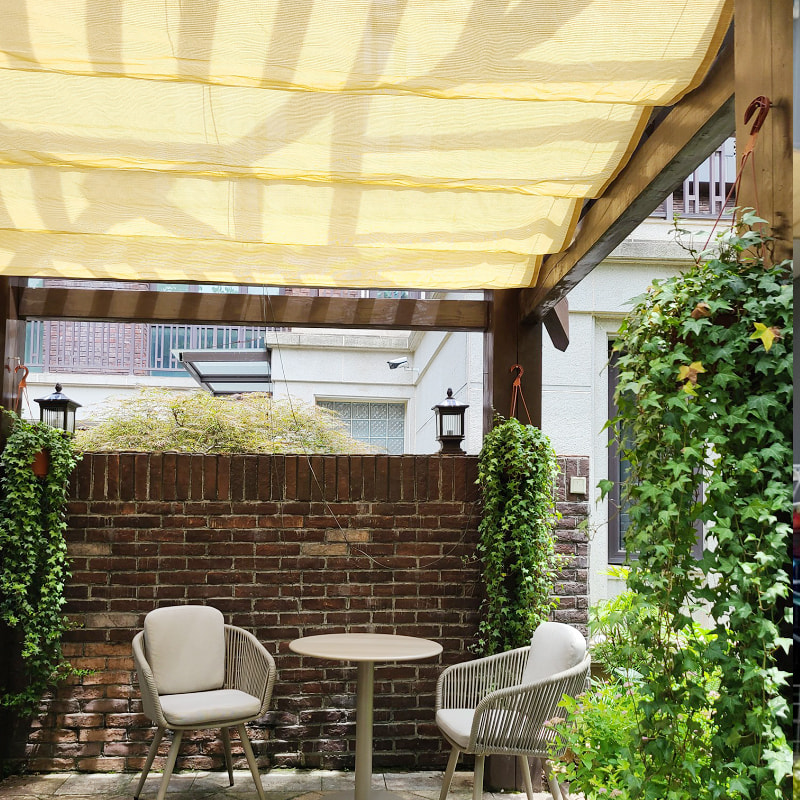 Un toldo Sun Shade es una cubierta duradera para exteriores que brinda protección contra el sol