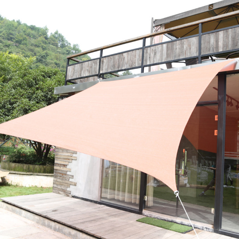 El Sun Sail Canopy es una solución de sombra eficaz para su patio o patio trasero.